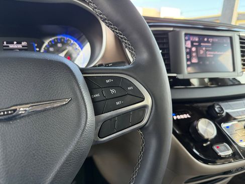 Used 2023 Chrysler Voyager LX image 17