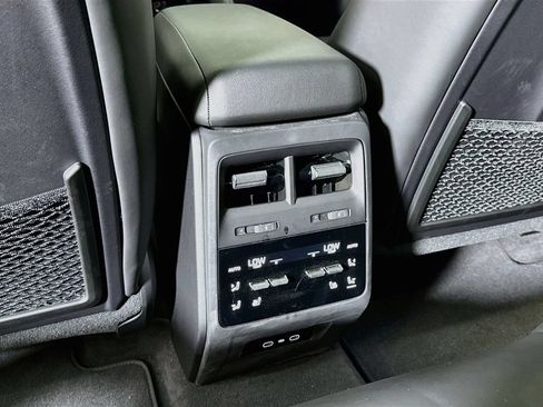 Certified 2025 Porsche Macan 4S Electric AWD/4WD image 20