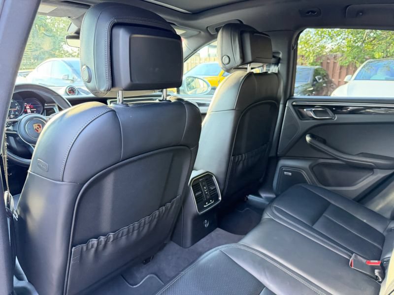 Used 2020 Porsche Macan AWD/4WD image 16