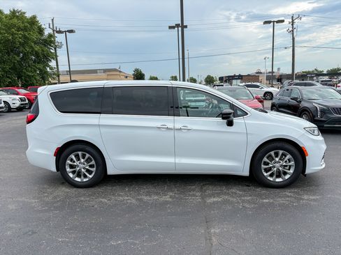 Used 2026 Chrysler Pacifica Limited FWD image 23