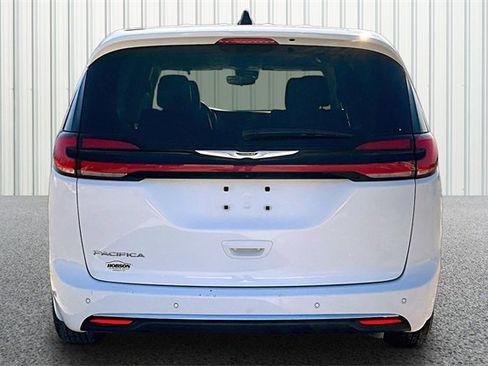 Used 2024 Chrysler Pacifica Touring-L image 4