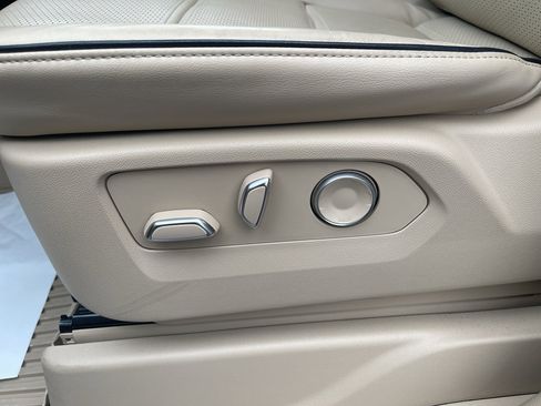 Used 2023 Cadillac Escalade Premium Luxury w/ LPO, Floor Liner Package AWD/4WD image 19