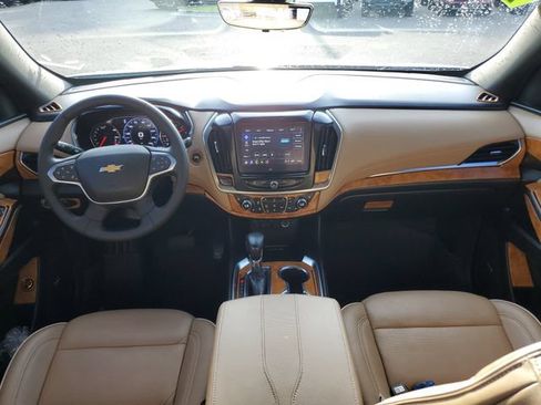 Used 2022 Chevrolet Traverse Premier FWD image 11
