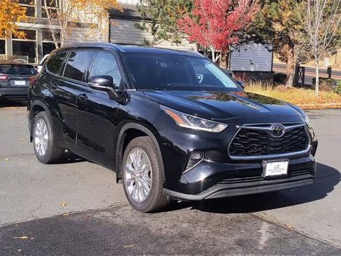 Used 2020 Toyota Highlander Limited image 3