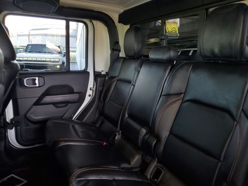Used 2023 Jeep Gladiator Mojave w/ LED Lighting Group AWD/4WD image 8