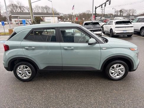 Certified 2025 Hyundai Venue SE image 4