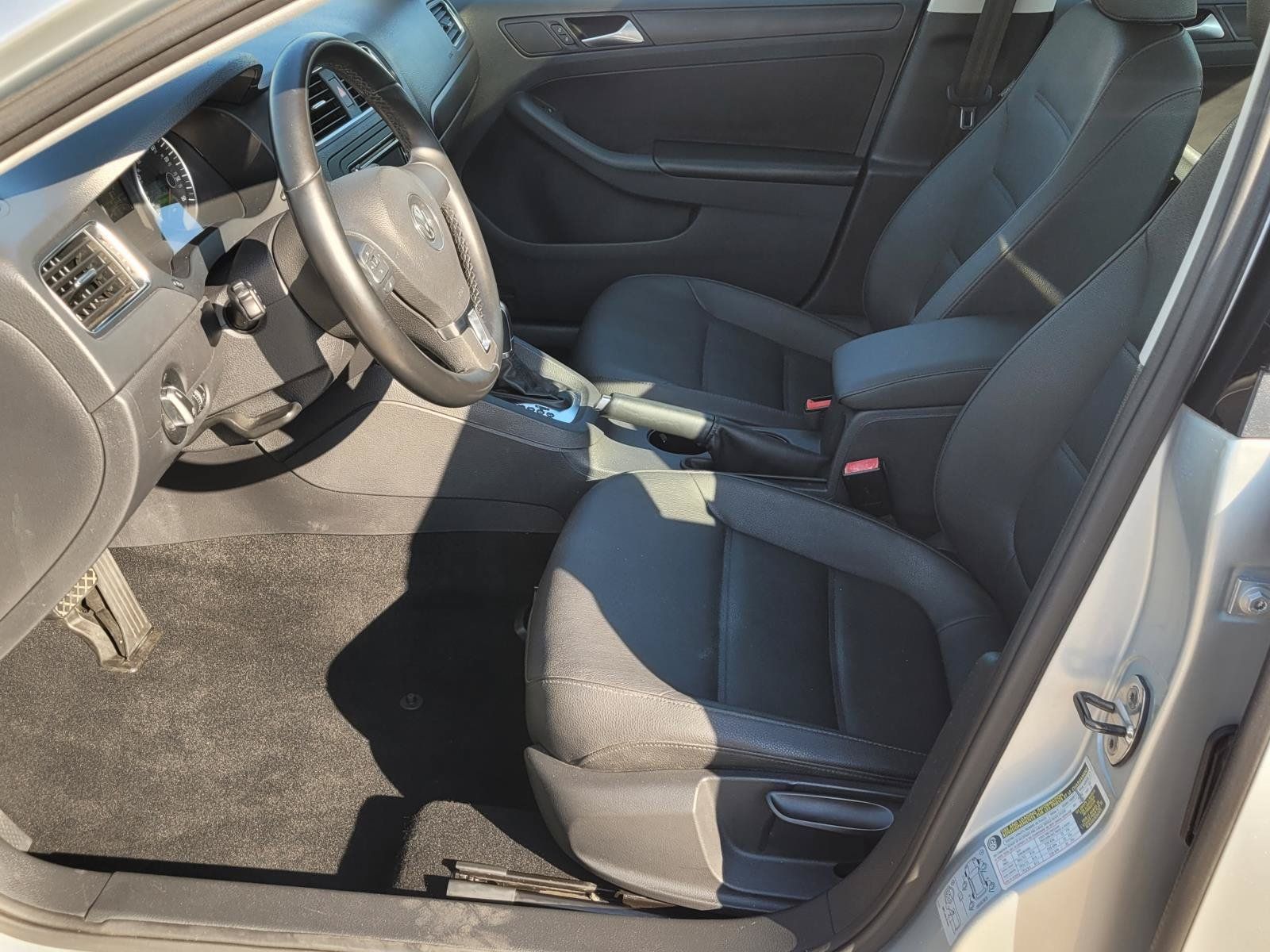 Used 2012 Volkswagen Jetta SE FWD image 3