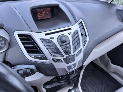 Used 2013 Ford Fiesta SE FWD image 27
