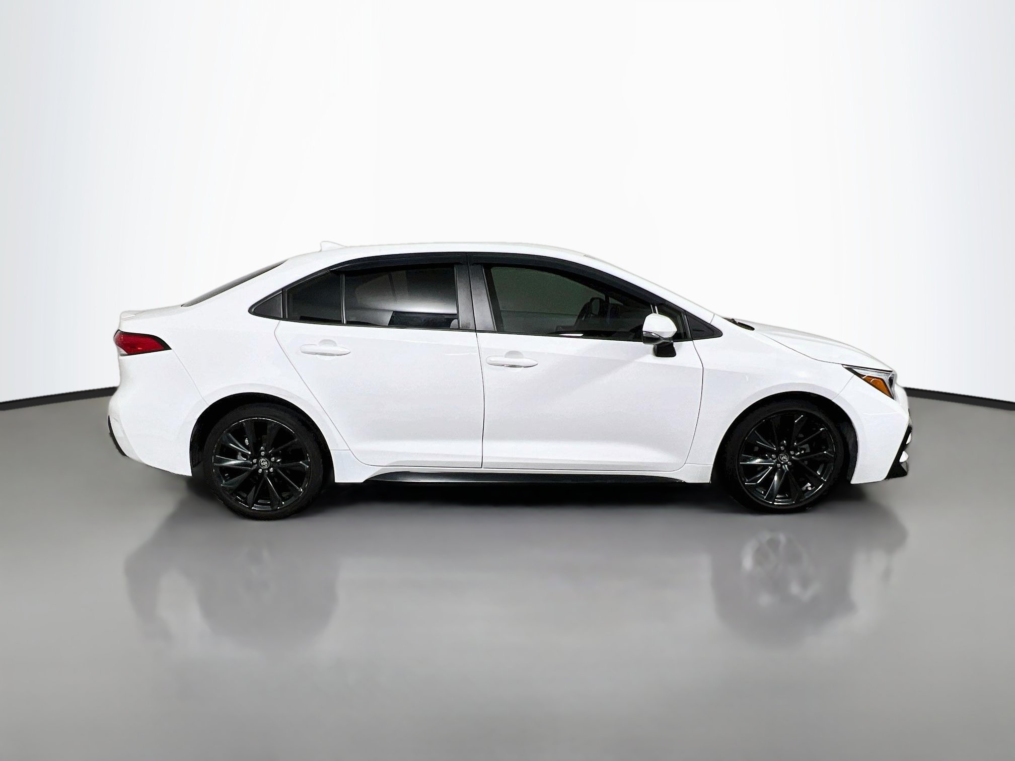 Used 2024 Toyota Corolla SE FWD image 3