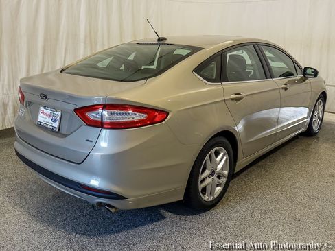 Used 2015 Ford Fusion SE FWD image 8