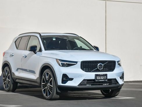 Certified 2025 Volvo XC40 B5 Ultra w/ Climate Package image 3