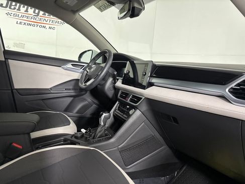 Used 2025 Volkswagen Taos SE w/ Panoramic Sunroof Package AWD/4WD image 29