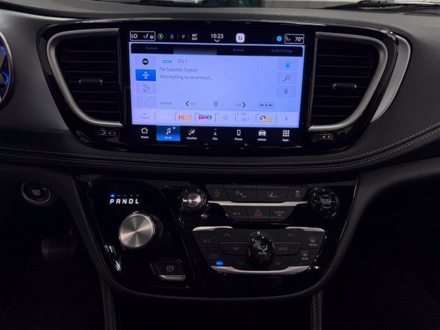 Used 2025 Chrysler Pacifica Limited FWD image 10