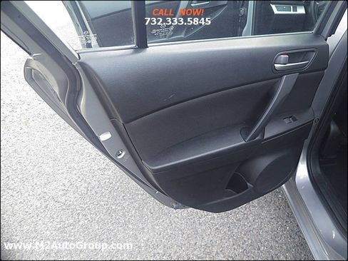 Used 2013 MAZDA MAZDA3 i SV image 33