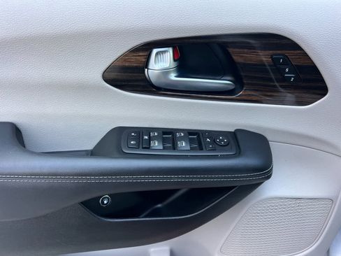 Used 2023 Chrysler Pacifica Limited image 13
