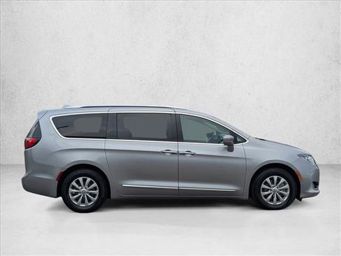 Used 2018 Chrysler Pacifica Touring-L image 4
