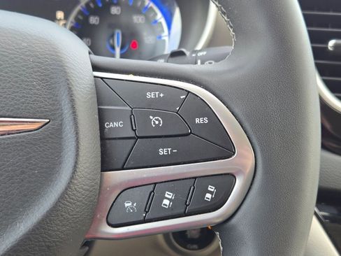 Used 2023 Chrysler Pacifica Touring-L FWD image 24