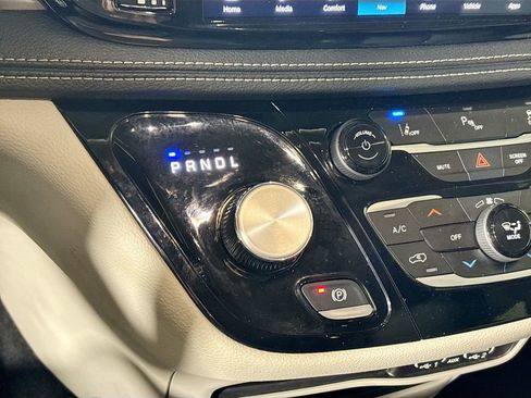 Used 2024 Chrysler Pacifica Select image 18