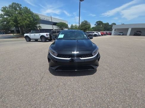 Used 2024 Kia Forte LXS w/ LXS Technology Package FWD image 3