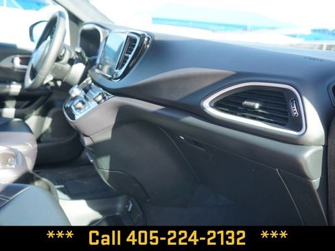 Used 2025 Chrysler Pacifica Select FWD image 19