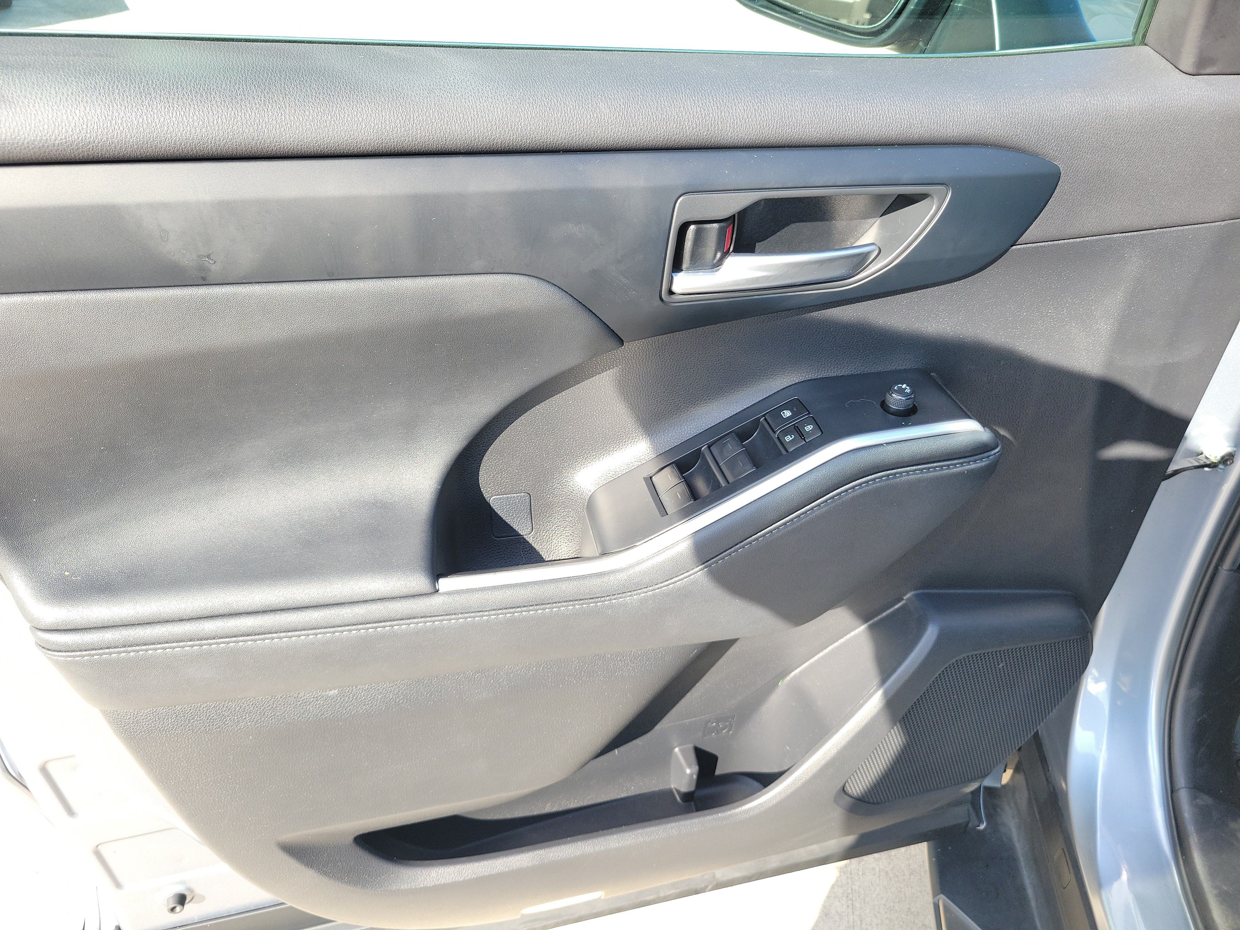 Used 2024 Toyota Highlander XLE FWD image 23