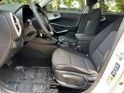 Used 2025 Kia Soul LX w/ LX Technology Package FWD image 24