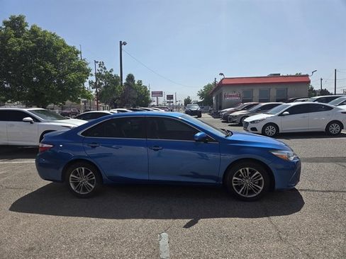 Used 2017 Toyota Camry SE w/ Moonroof Package FWD image 3