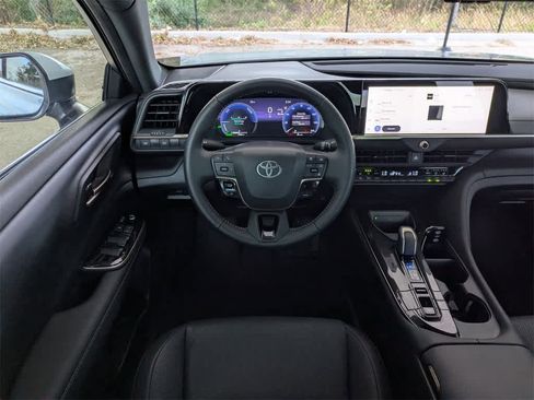 Used 2025 Toyota Crown XLE image 18