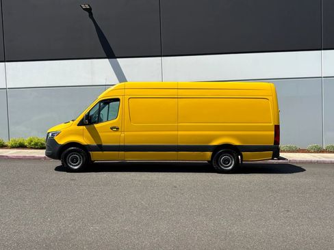 Used 2021 Mercedes-Benz Sprinter 2500 image 3
