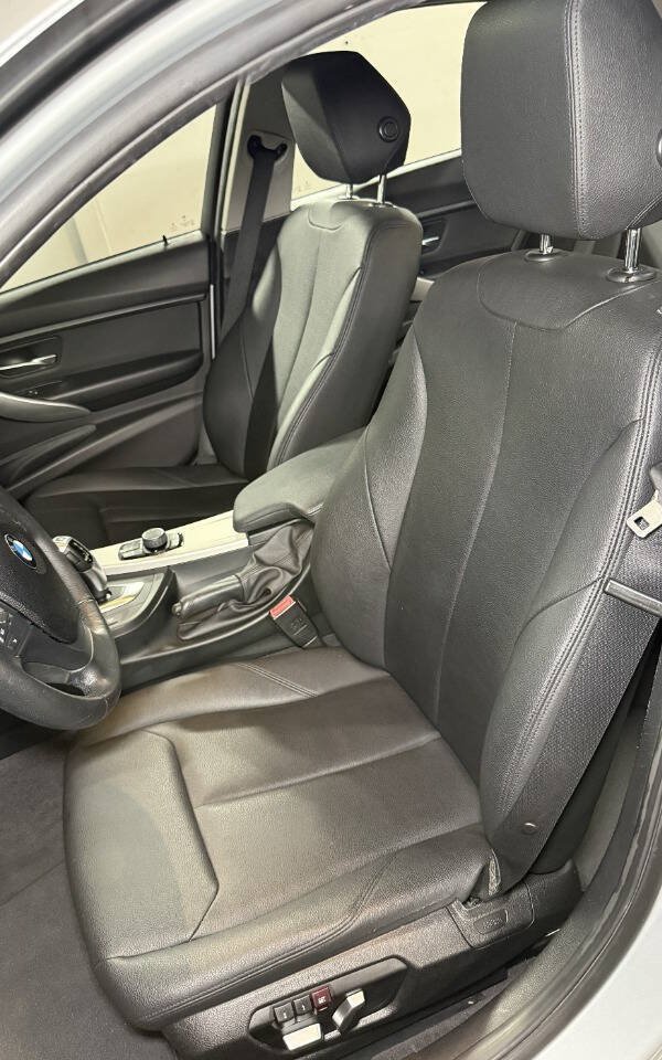 Used 2017 BMW 320i Sedan RWD image 10