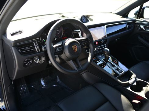 Used 2026 Porsche Macan image 4