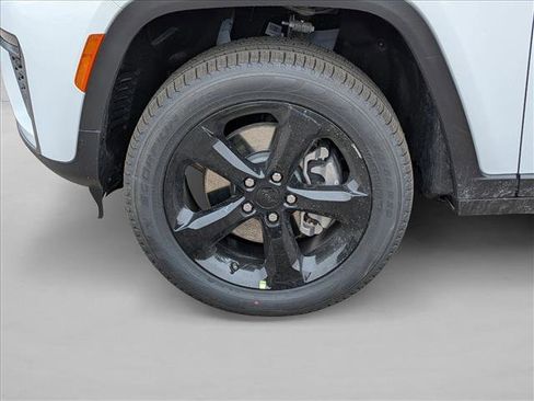 New 2026 Jeep Grand Cherokee L Limited w/ Limited Altitude Package AWD/4WD image 10