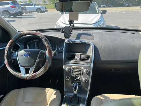 Used 2016 Volvo XC60 T5 Platinum w/ Climate Package image 9