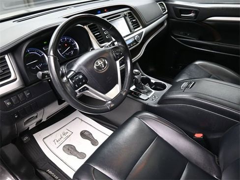 Used 2019 Toyota Highlander XLE image 18