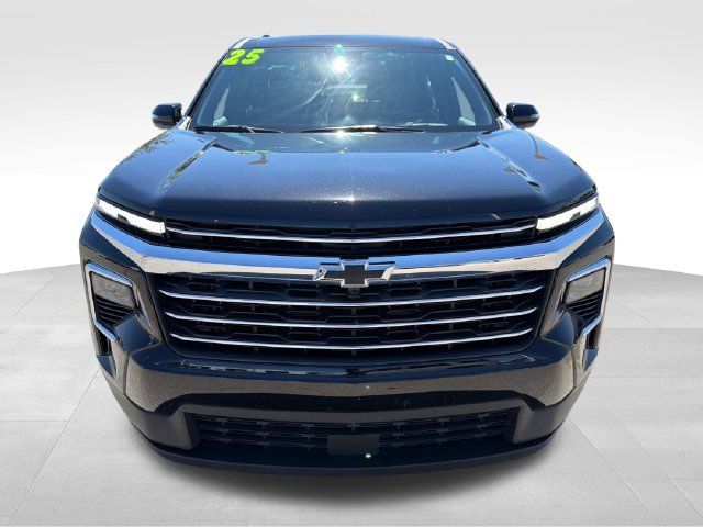 Used 2025 Chevrolet Traverse LT FWD image 2