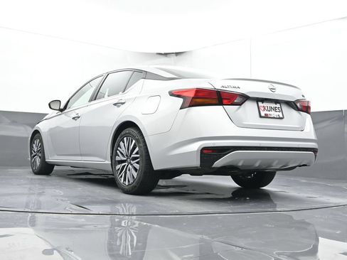 Used 2024 Nissan Altima 2.5 SV FWD image 40