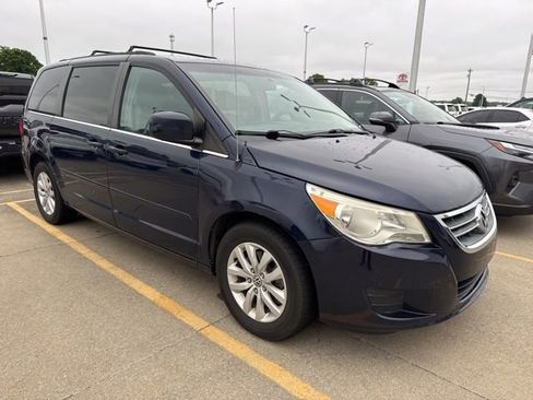 Used 2014 Volkswagen Routan SE FWD image 12