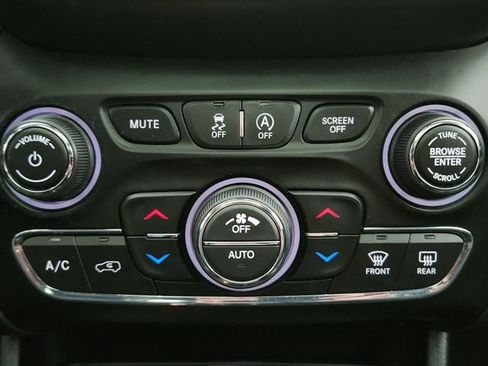 Used 2019 Jeep Cherokee Limited image 18