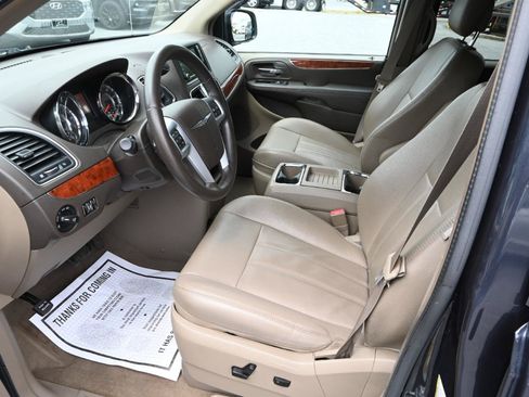 Used 2014 Chrysler Town & Country Touring FWD image 19