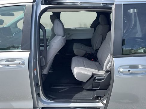 Used 2025 Toyota Sienna LE image 26