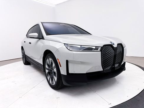 Used 2024 BMW iX xDrive50 w/ Premium Package AWD/4WD image 11