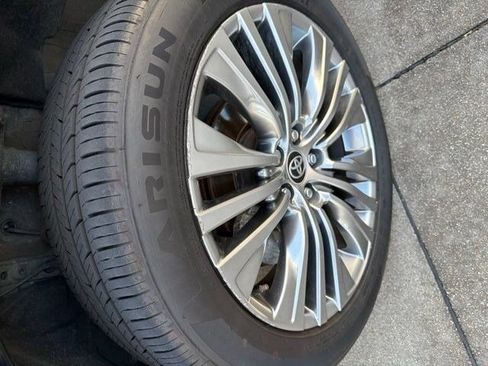 Used 2022 Toyota Venza XLE AWD/4WD image 3