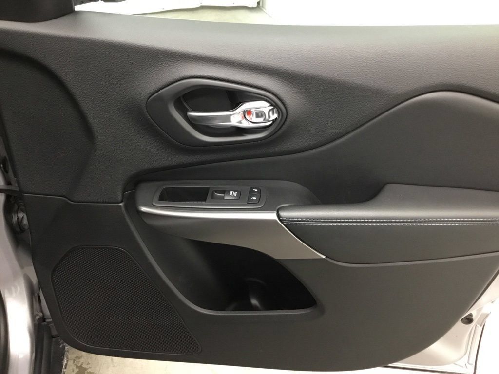 Used 2019 Jeep Cherokee Latitude Plus w/ Cold Weather Group AWD/4WD image 44