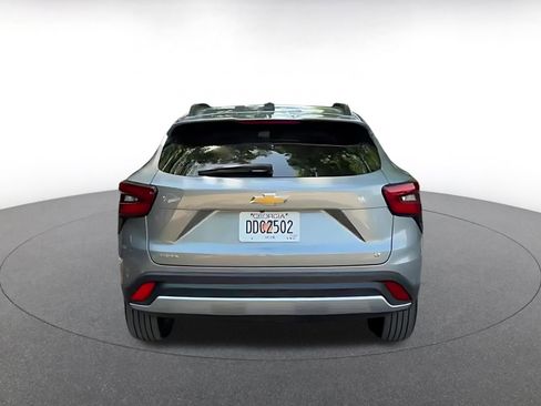 Used 2025 Chevrolet Trax LT FWD image 12