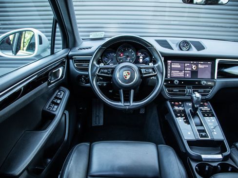 Certified 2023 Porsche Macan image 12