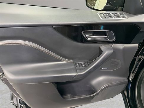 Used 2019 Jaguar F-PACE Prestige image 9