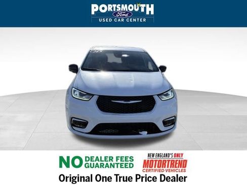 Used 2024 Chrysler Pacifica Touring-L image 9