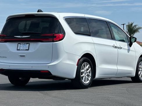 Used 2024 Chrysler Pacifica Touring-L FWD image 4