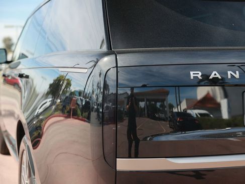 Used 2025 Land Rover Range Rover Long Wheelbase SE image 13