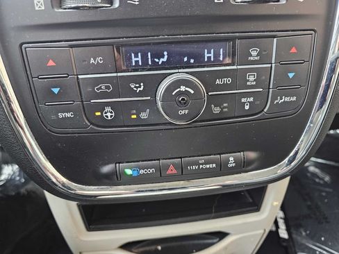 Used 2015 Chrysler Town & Country Touring-L w/ Driver Convenience Group FWD image 20